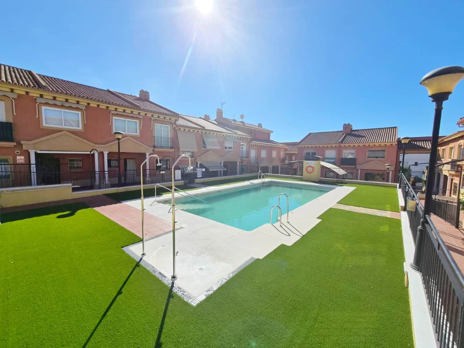 Espectacular chalet adosado en Chilches Costa: luz, amplitud y calidad de vida junto al Mediterráneo