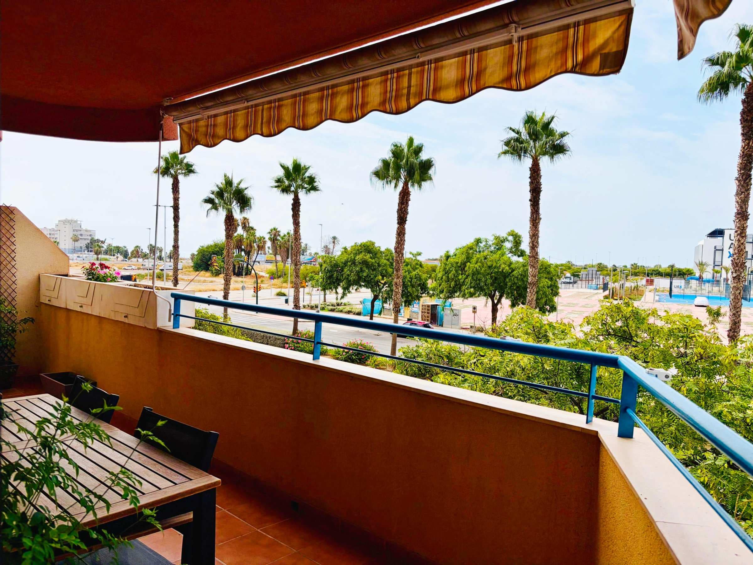 Piso reformado de 3 dormitorios con terraza, patio privado, garaje y piscina