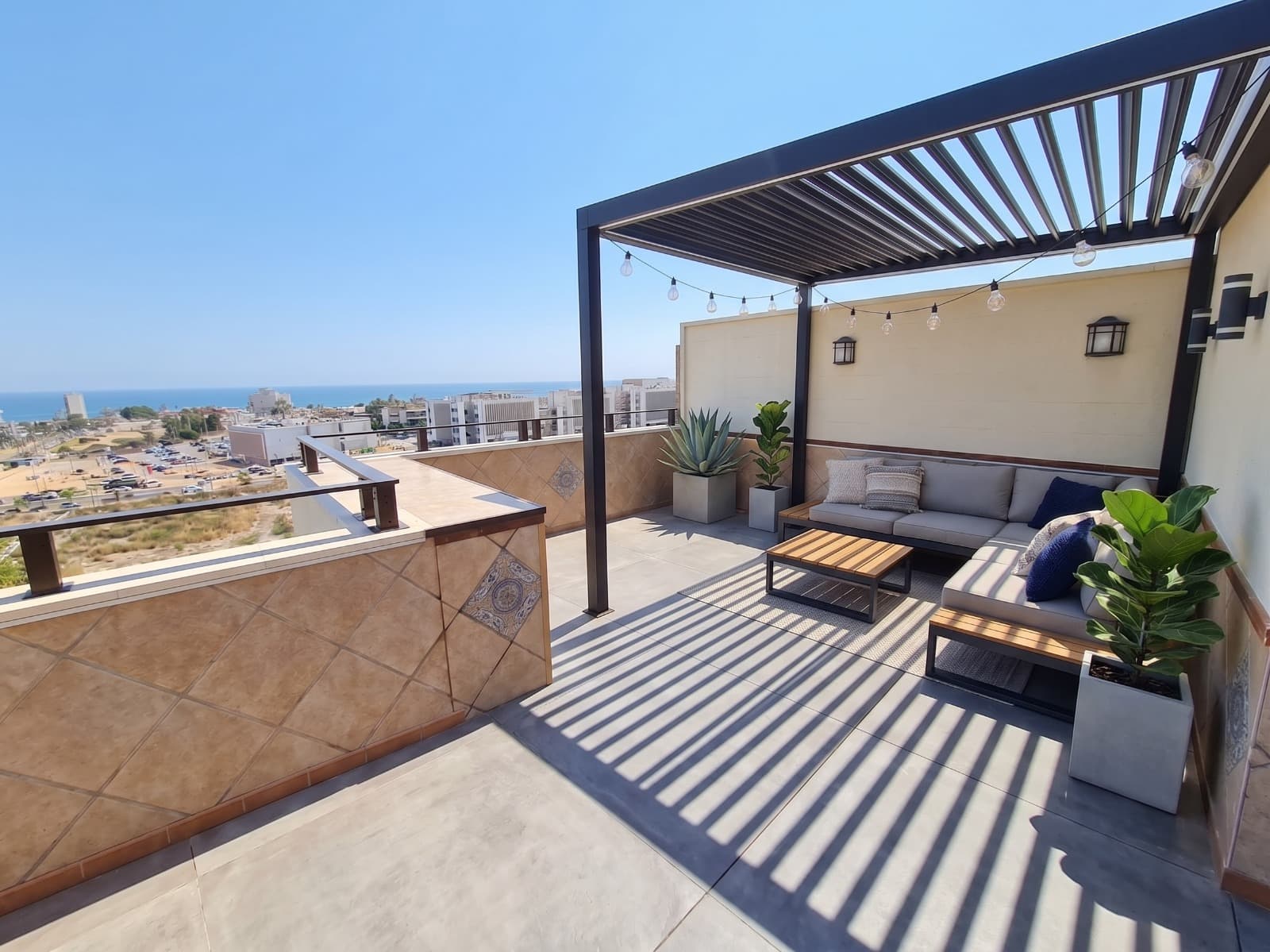 Exclusivo Ático Dúplex con Vistas Frontales al Mar, Amplias Terrazas y Solárium Privado en Parque Litoral